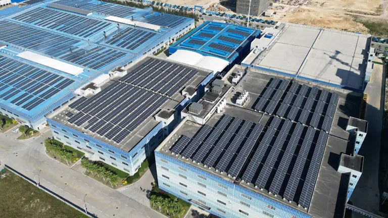 Reduce tus recibos de luz con paneles solares industriales.